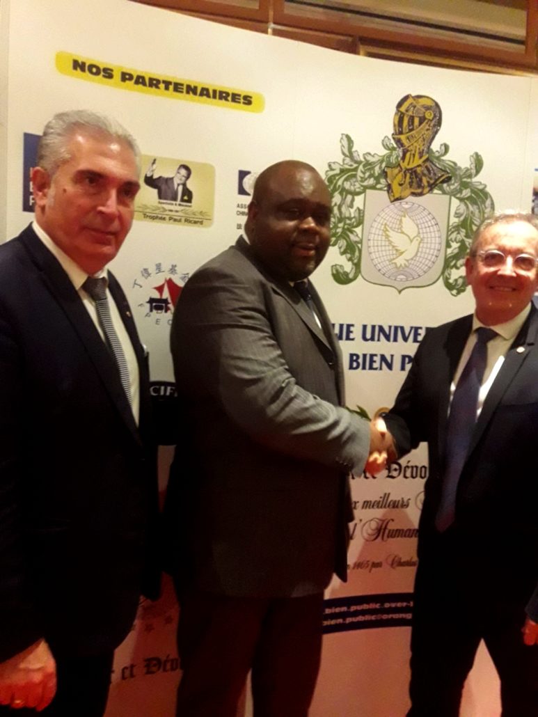 Décoration de Bertrand DEGNON, Juge-Médiateur près la CIMEDA